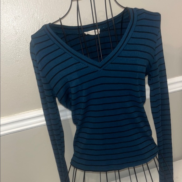 Full Tilt Blue and White Ribbed Fitted Blouse Small - Picture 4 of 5